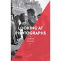 Looking at Photographs (Art Essentials)