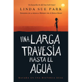 Una Larga Travesía Hasta El Agua: Basada En Una Historia Real (a Long Walk to Water Spanish Edition)